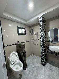 a bathroom with a toilet and a sink and a mirror at แกรนด์พฤกษาสิริ ชัยภูมิ GrandPruksasiri Chaiyaphum in Ban Nong Pla Thao (1)