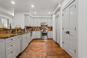 Kuchyň nebo kuchyňský kout v ubytování Trail's End Lodge At Deer Valley Resort - Two Bedroom Residence With Den And Spa #102