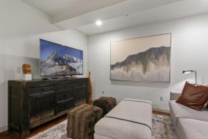 TV a/nebo společenská místnost v ubytování Trail's End Lodge At Deer Valley Resort - Two Bedroom Residence With Den And Spa #102