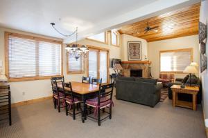 Posezení v ubytování Trail's End Lodge At Deer Valley Resort - One Bedroom Residence With Spa #305