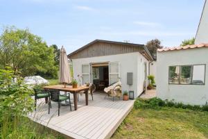 HasleにあるHolyday Home In Beatiful Vangの裏庭木製デッキ