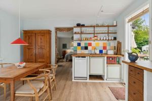 HasleにあるHolyday Home In Beatiful Vangのテーブルと椅子のあるキッチンとダイニングルーム