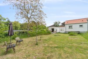 HasleにあるHolyday Home In Beatiful Vangの家の庭にある傘とベンチ +3枚の写真