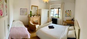 a bedroom with a bed and a chair and a table at Calm, green & birdsong near the city center in Brussels