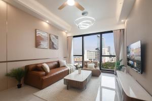 TV a/nebo společenská místnost v ubytování Core Residence TRX by Avery at KLCC #Located in TRX #5 mins to Pavilion &Bukit Bintang #Rooftop Infinity Pool #Free Parking #中英文房东