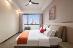 Postel nebo postele na pokoji v ubytování Core Residence TRX by Avery at KLCC #Located in TRX #5 mins to Pavilion &Bukit Bintang #Rooftop Infinity Pool #Free Parking #中英文房东