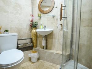 ein Badezimmer mit Toilette, Waschbecken und Dusche in der Unterkunft Cleve Cottage in Lyme Regis + 19 Fotos
