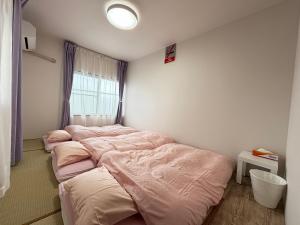 一棟貸しの宿 貸別荘 寝屋川ハウス NEYAGAWA HOUSE! for up to 10 people, 3 min walk from Keihan Kayashima Station, 京阪電車 萱島駅から徒歩3分, キーボックスの暗証番号はご予約後に宿からのメッセージ欄にてご確認下さい,にあるベッド