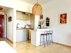 kuchnia z blatem i stołkami w obiekcie Santa Clara cozy Sea view Studio w mieście Torremolinos