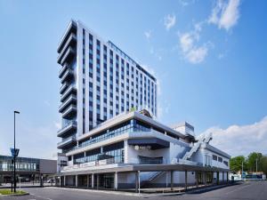 北广岛ES CON FIELD HOKKAIDO HOTEL Kitahiroshima Station的一座顶上有起重机的高楼