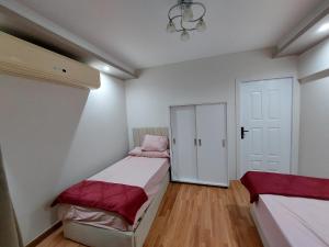 Ένα ή περισσότερα κρεβάτια σε δωμάτιο στο Rehab City Hotel Rooms men only