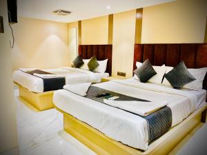 Postel nebo postele na pokoji v ubytování Hotel Dolphin Residency