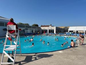 Πισίνα στο ή κοντά στο Church Farm Holiday Home