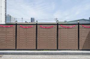 een houten hek met roze versieringen erop bij Song-Jeong Bay Hotel in Busan +10 foto's