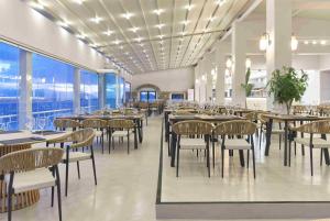 A restaurant or other place to eat at Ramada Loutraki Poseidon Resort