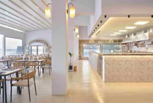 A restaurant or other place to eat at Ramada Loutraki Poseidon Resort