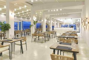 A restaurant or other place to eat at Ramada Loutraki Poseidon Resort