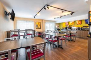 Kuchyň nebo kuchyňský kout v ubytování Comfort Inn Airport