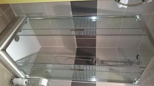 pared de cristal en el baño con espejo en Le Miracle, en Lédenon