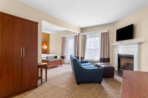 Un televizor și/sau centru de divertisment la Comfort Suites near Camp Lejeune
