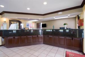 een lobby met een bar in een ziekenhuis bij Econo Lodge Battleboro - Rocky Mount I-95 in Battleboro