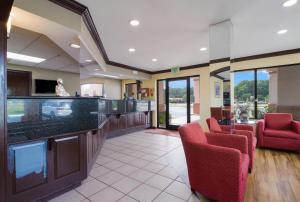 een lobby met rode stoelen en een bar bij Econo Lodge Battleboro - Rocky Mount I-95 in Battleboro