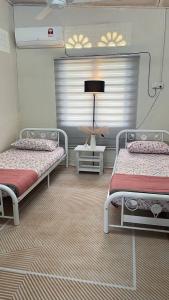 Ένα ή περισσότερα κρεβάτια σε δωμάτιο στο homestay rumah kampung