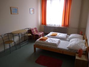 Łóżko lub łóżka w pokoju w obiekcie Hostel Bernarda Bolzana