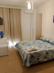 a bedroom with a bed with towels on it at Zeus casa vacanze in Paestum