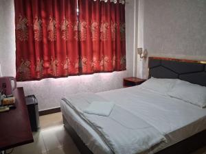 Postel nebo postele na pokoji v ubytování Twilight Inn