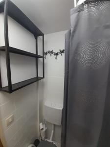 une salle de bain avec douche et toilettes dans l'établissement Komplette Wohnung Schwarzwaldpforte Casa BaLi direkte Buchung möglich keine Freigabe mehr erforderlich, à Bad Liebenzell 18 autres photos