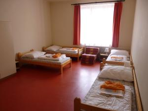 Łóżko lub łóżka w pokoju w obiekcie Hostel Bernarda Bolzana