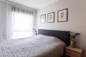 Ένα ή περισσότερα κρεβάτια σε δωμάτιο στο Beach apartment Karusselli 91- balcony & parking