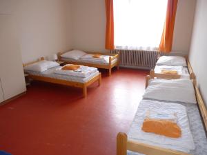 Łóżko lub łóżka w pokoju w obiekcie Hostel Bernarda Bolzana