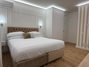 Postel nebo postele na pokoji v ubytování Emy Suites