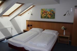 ウィーンにあるGösser Schlösslのベッドルーム(白いシーツを使用した大型ベッド1台付)