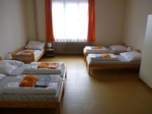 Łóżko lub łóżka w pokoju w obiekcie Hostel Bernarda Bolzana