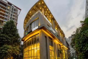 un edificio con luces encima en Treebo Premium Niraali Executive, Hinjewadi, en Pune