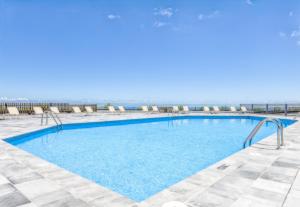 a swimming pool with the ocean in the background at Parador de La Palma in Breña Baja