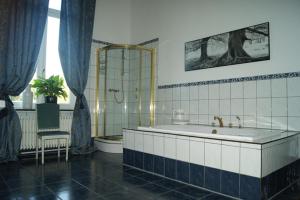 bagno con vasca e sedia di Chateau Neufays a Theux