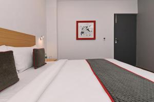 Super Townhouse Function Inn Near Chaudhary Charan Singh International Airport客房内的一张或多张床位