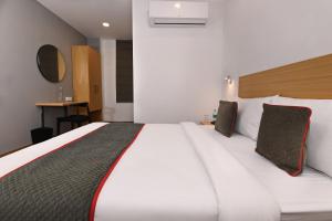 Super Townhouse Function Inn Near Chaudhary Charan Singh International Airport客房内的一张或多张床位