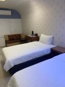 Postel nebo postele na pokoji v ubytování 開心居-正市中心電梯民宿-步行東大夜市5分鐘