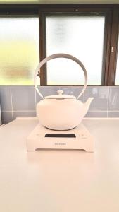 a white bowl on a scale on a kitchen counter at wellness Hayama 森戸海岸そばでワーケーション in Hayama +14 photos