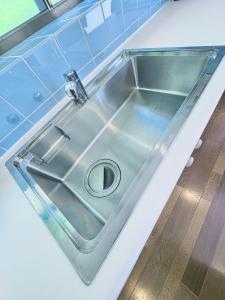 a stainless steel sink in a kitchen counter at wellness Hayama 森戸海岸そばでワーケーション in Hayama