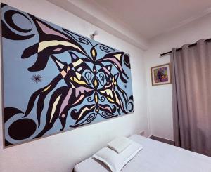 una camera da letto con un dipinto sul muro di DRAKON NEST HOMESTAY a Kathmandu