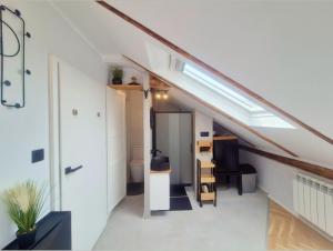 un couloir mansardé avec une lucarne dans un loft dans l'établissement Pokoje gościnne u Brody, à Międzybrodzie Żywieckie