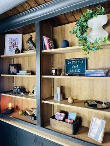 uno scaffale con libri e altri articoli di Charming family cabin with sauna in beautiful Valdres a Gol