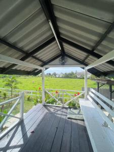 Balkoni atau teres di Tok Abah Cottage