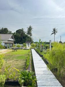 Taman di luar Tok Abah Cottage